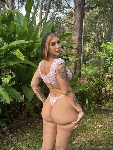 Scarlett Ray – Come take a bite out of this juicy peach 🍑