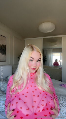 Schnataa nude photo 6