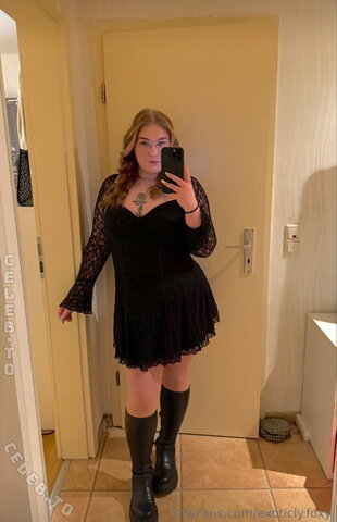 Secret.maya.spielt – What happens when a curvy gamer girl spends too much time at home... and thinks way too much? Right