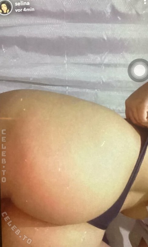sel.444 nude photo 1