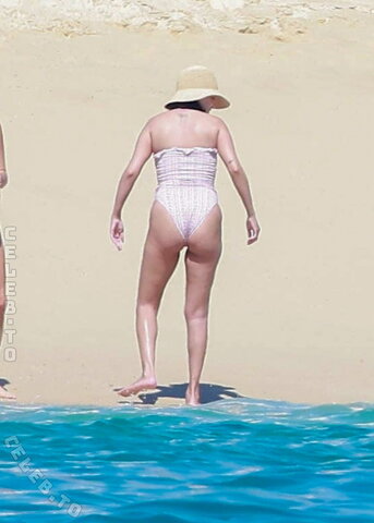 Selena Gomez nude photo 11