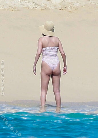 Selena Gomez nude photo 9