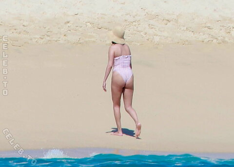 Selena Gomez nude photo 7