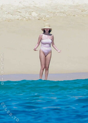 Selena Gomez nude photo 4