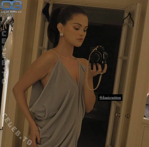 Selena Gomez nude