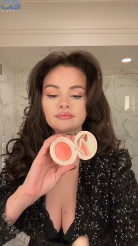 Selena Gomez nude