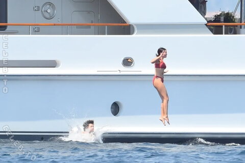 Selena Gomez nude photo 9