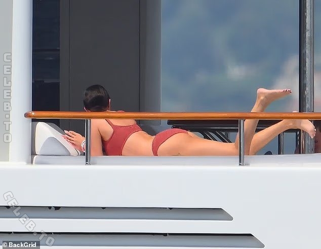 Selena Gomez nude photo 7