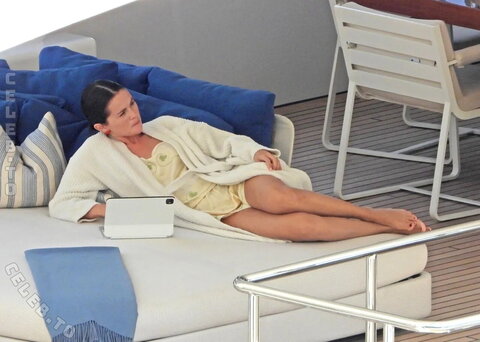 Selena Gomez nude photo 4
