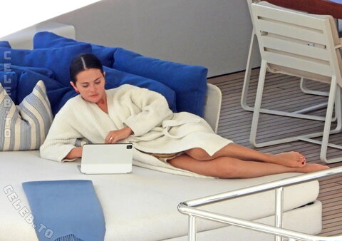 Selena Gomez nude photo 1
