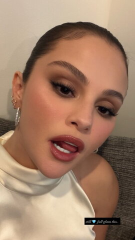 Selena Gomez Hot (4 photos)