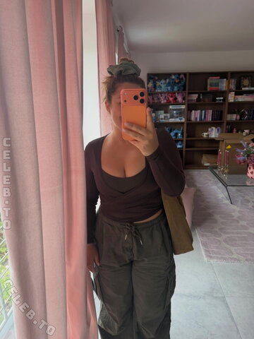 Selfiesandra nude photo 9