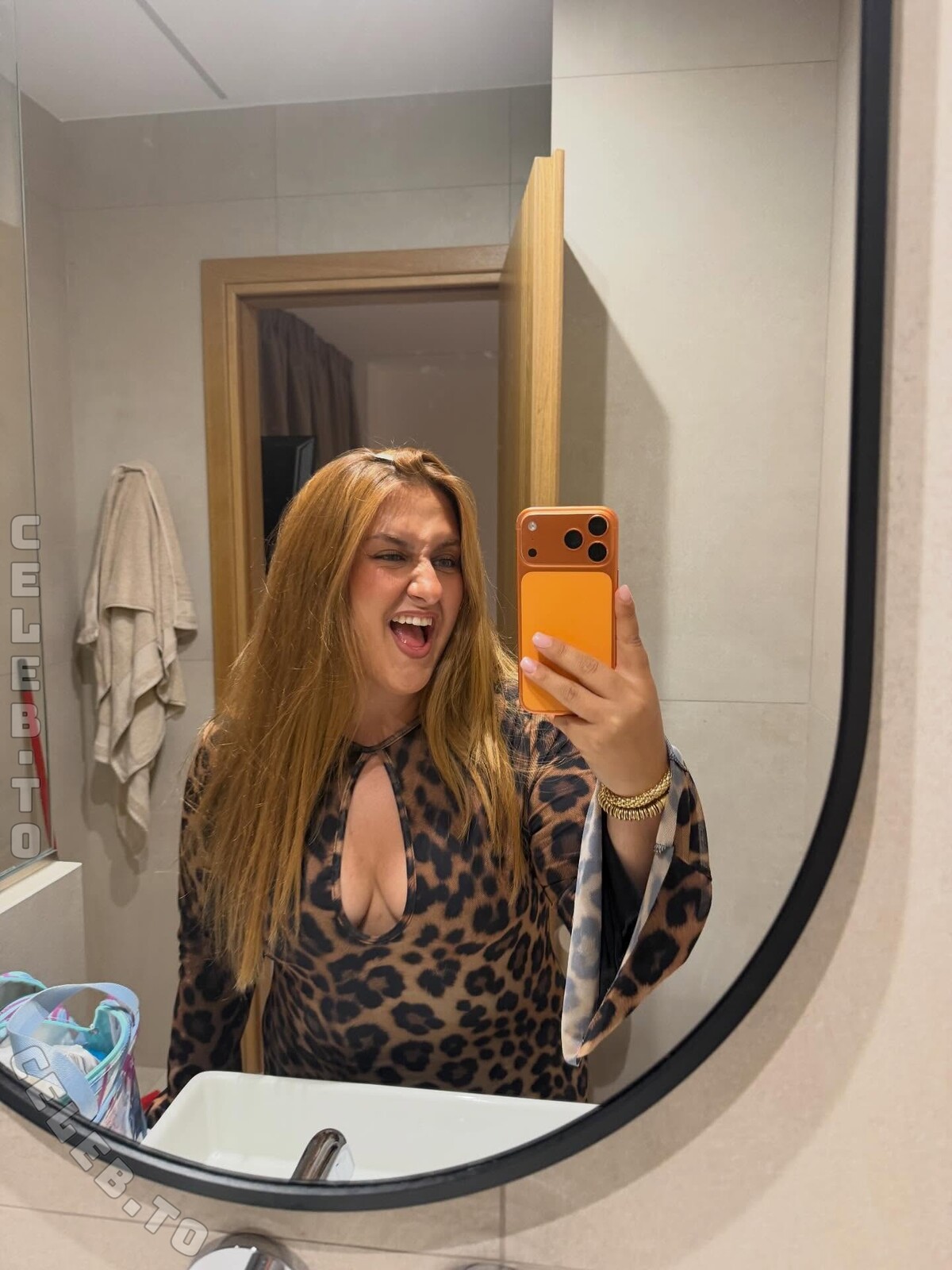 Selfiesandra nude photo 9