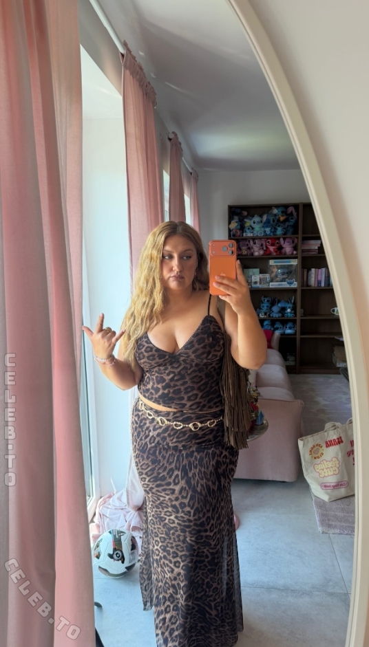 Selfiesandra nude photo 10