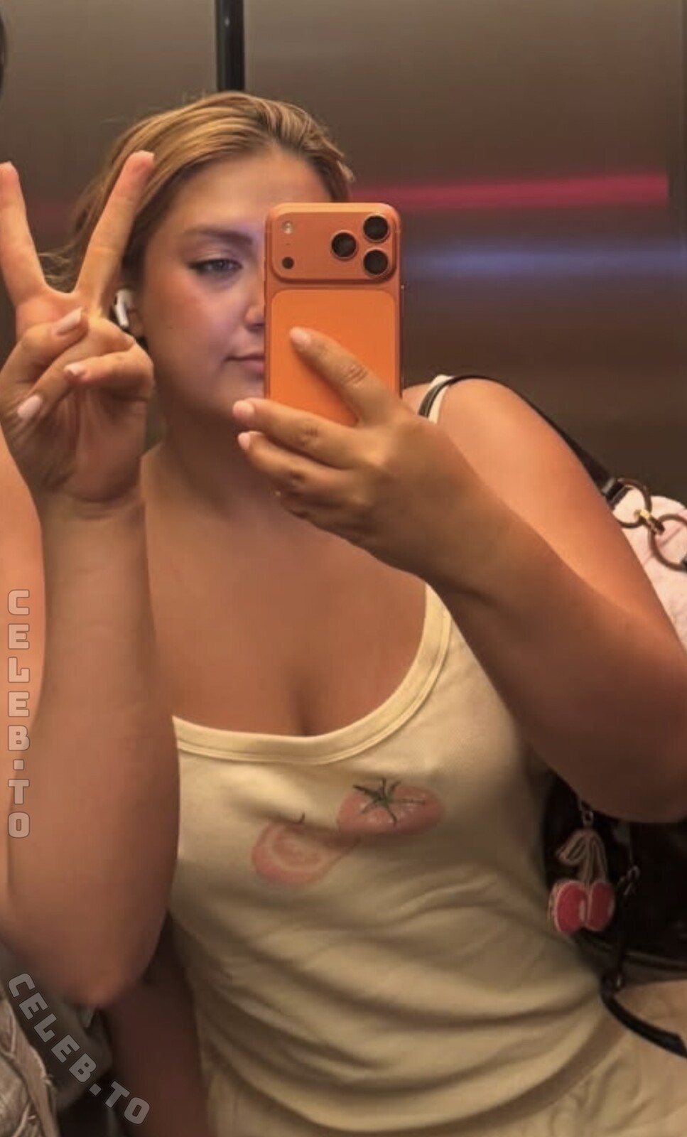 Selfiesandra nude photo 1