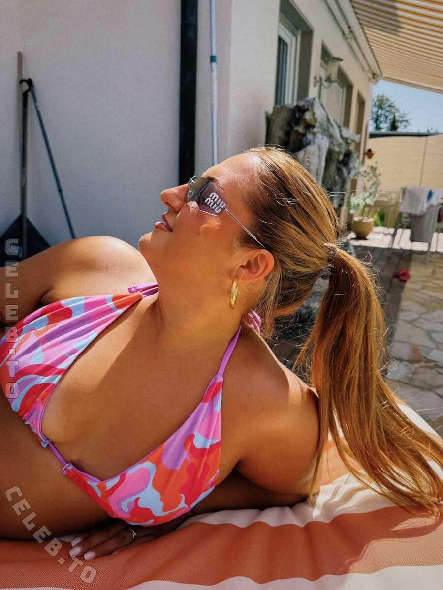 Selfiesandra nude photo 2