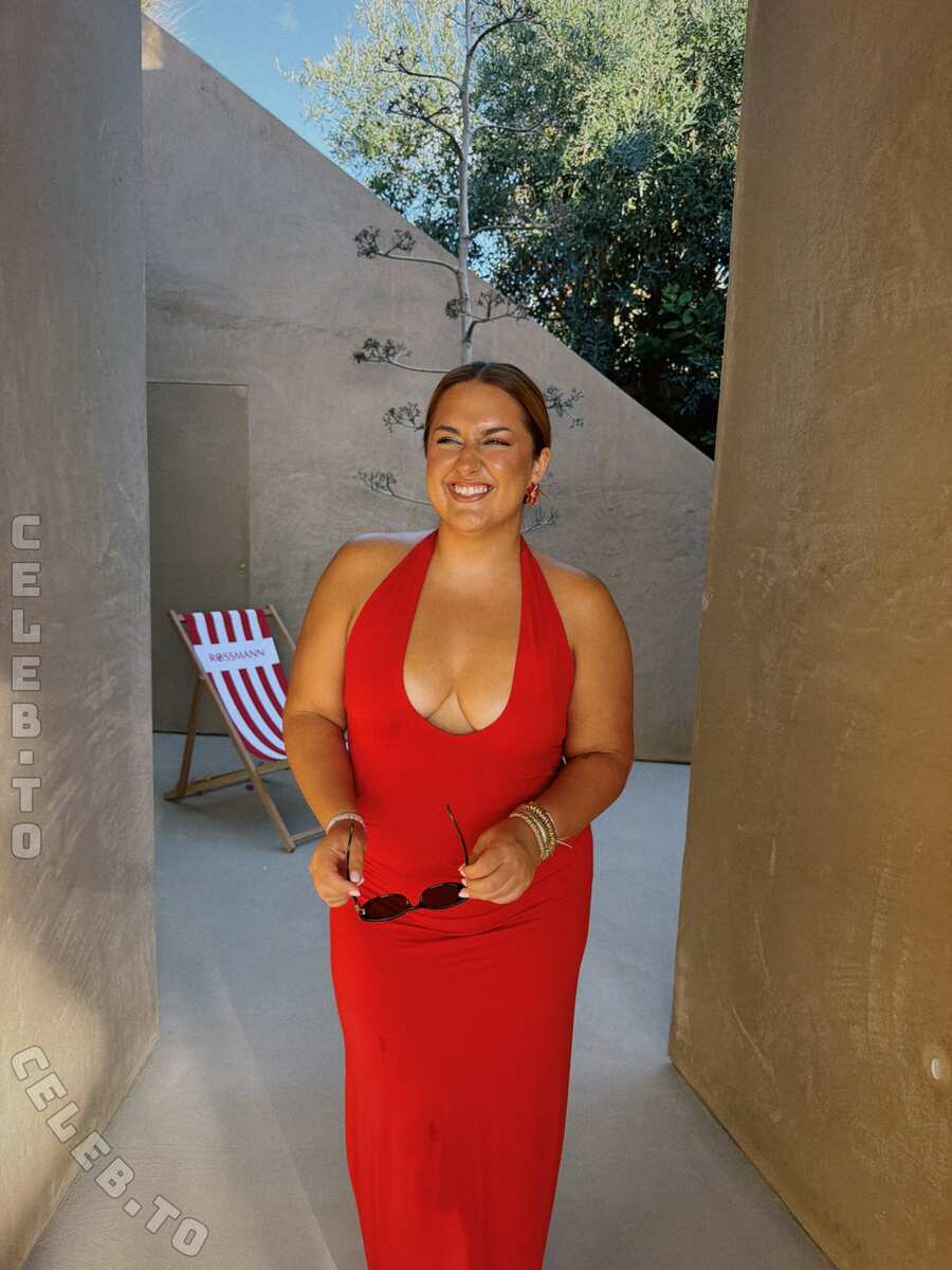 Selfiesandra nude photo 1