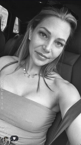 SelinaFit nude photo 4