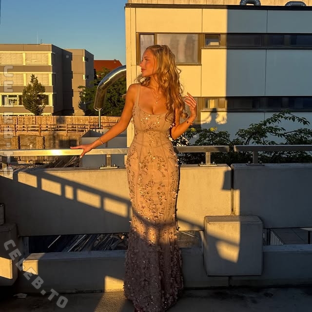 selinahddl nude photo 1