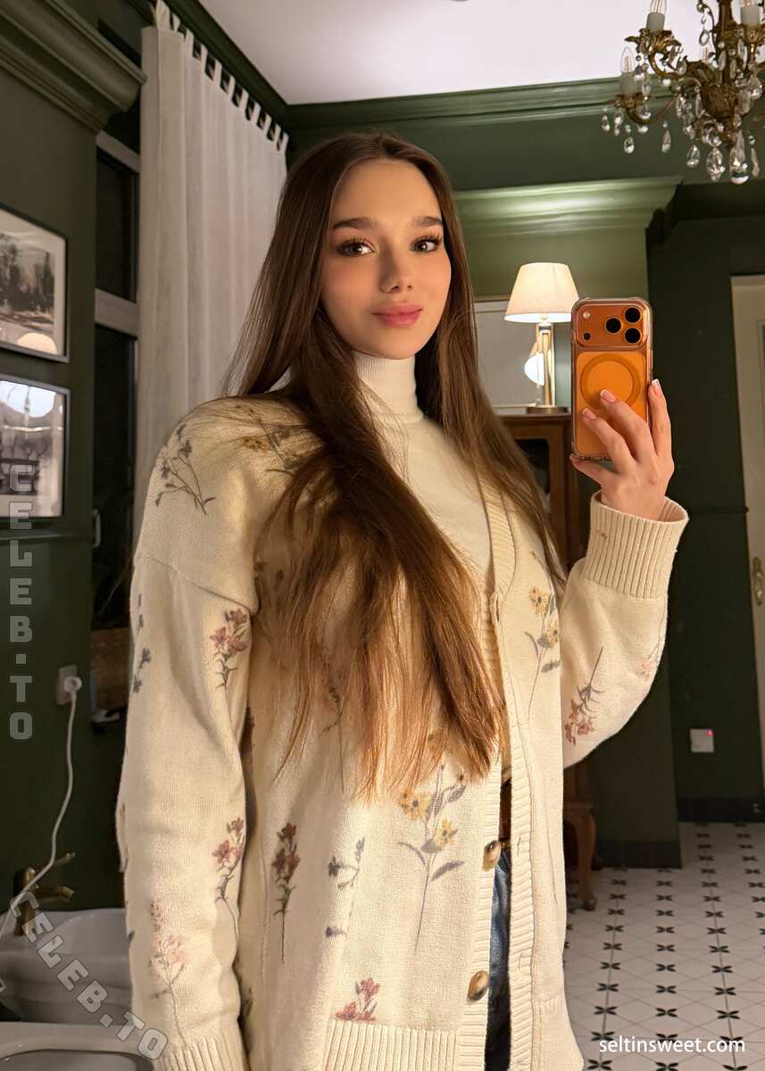 Seltin nude photo 3
