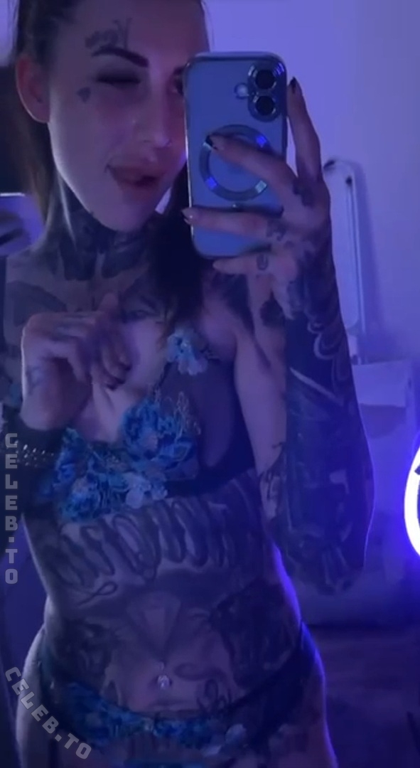 Sexy Benzi nude photo 1