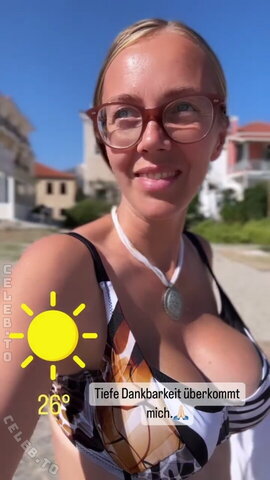 Sexy Julia nude photo 19