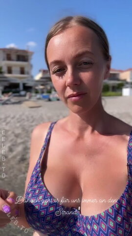 Sexy Julia nude photo 17
