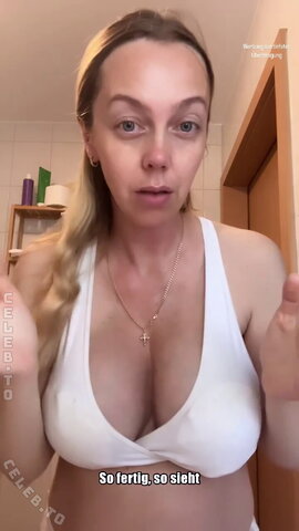 Sexy Julia nude photo 10