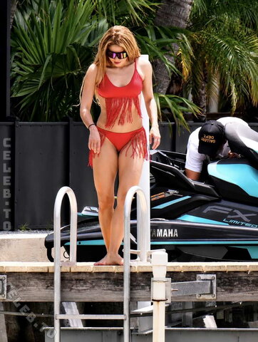 Shakira’s Miami Beach look