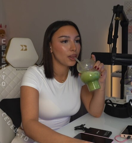 shakiravv nude photo 8