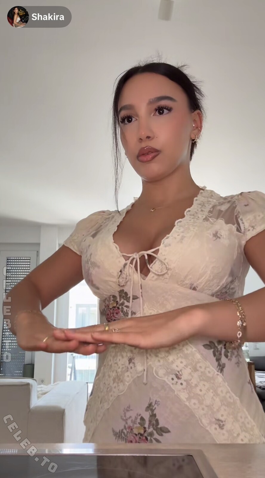 shakiravv nude photo 7