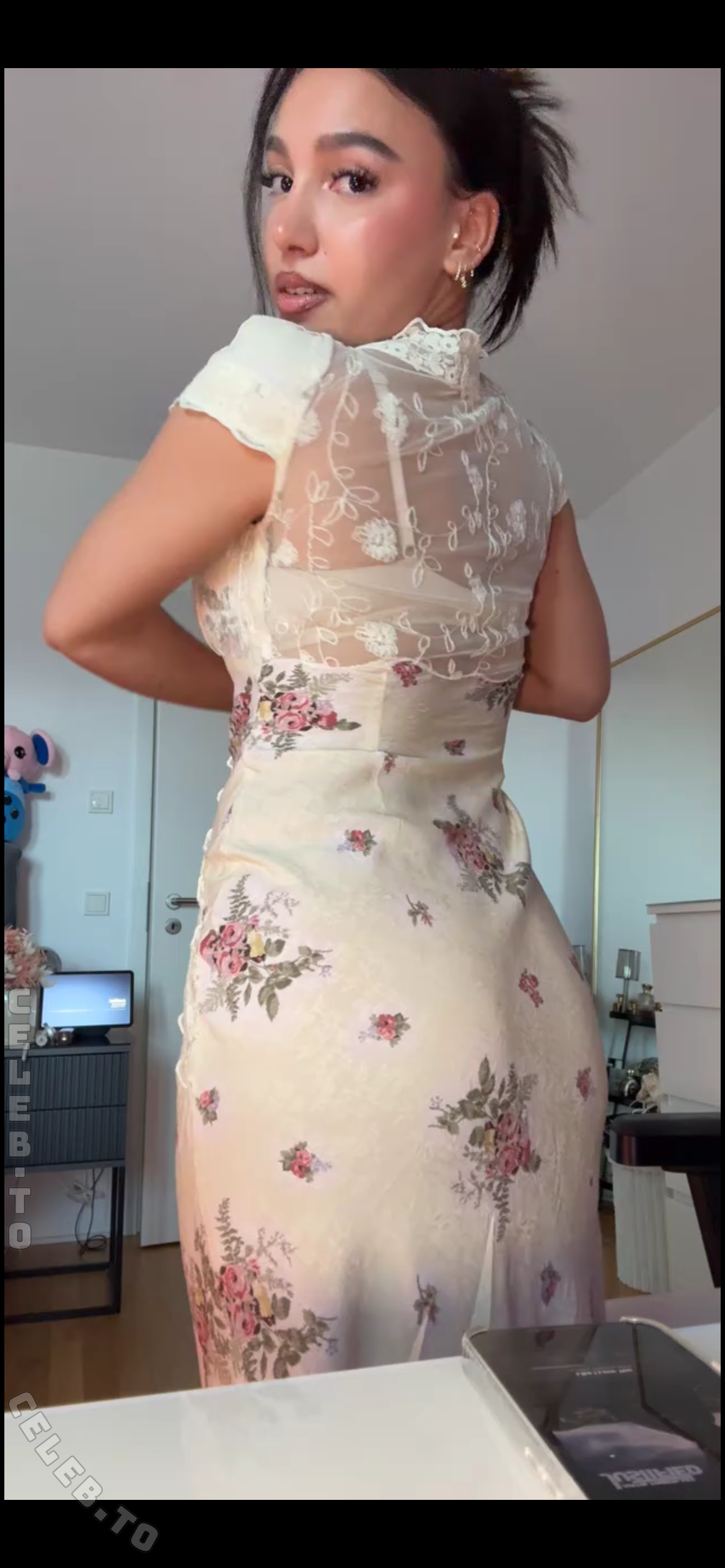 shakiravv nude photo 2