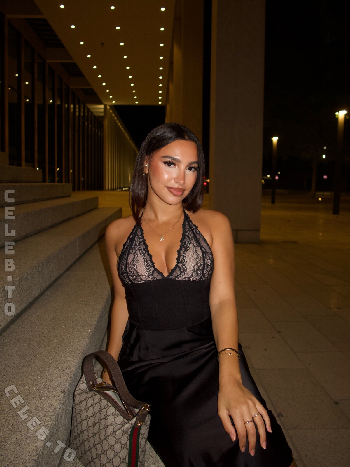 shakiravv nude photo 1
