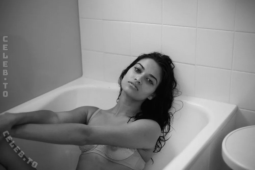 Shanina Shaik nude photo 1