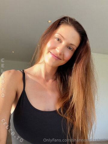 Shannon Elizabeth nude photo 2