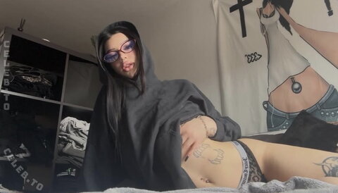 shawtysuzi nude photo 1