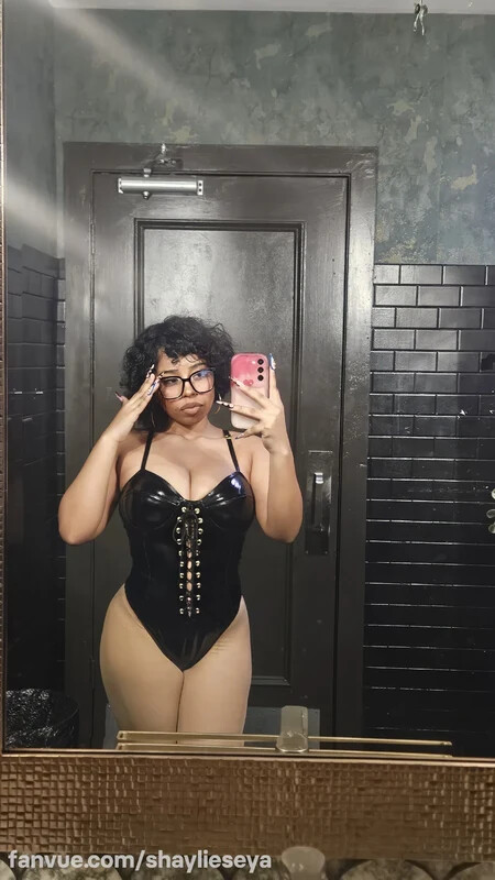 shaylieseya nude photo 4