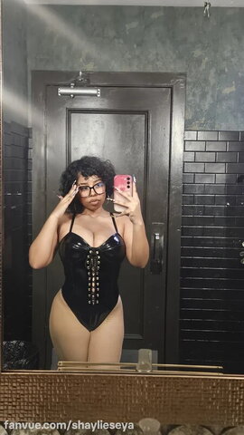 shaylieseya nude photo 10