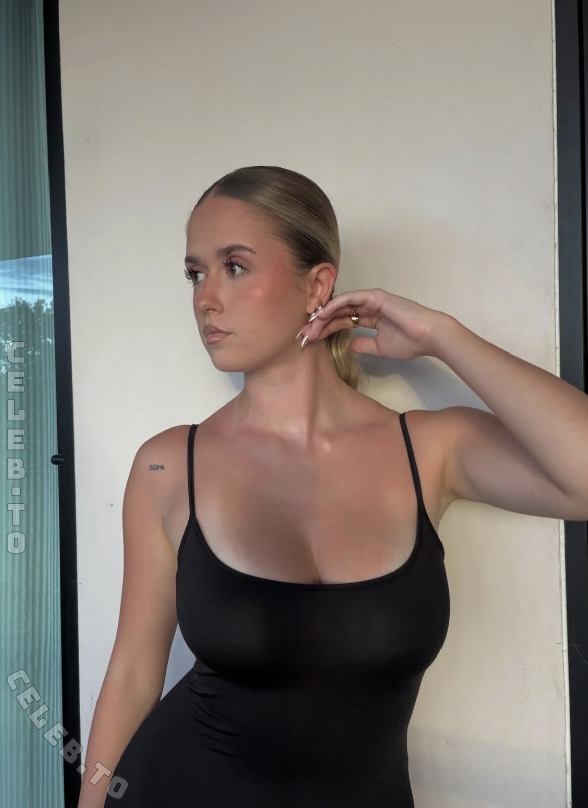 Sheila Gradascevic nude photo 12