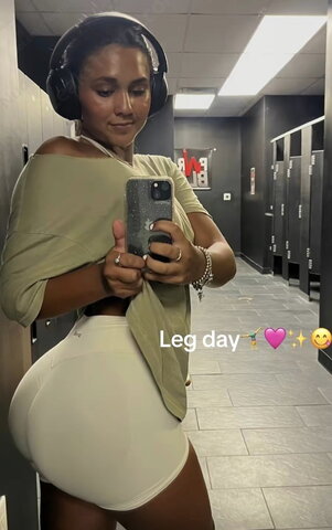 sienahostetler nude photo 3