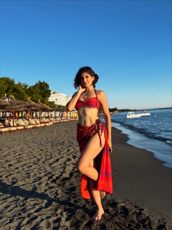 Simran Malhotra nude photo 7