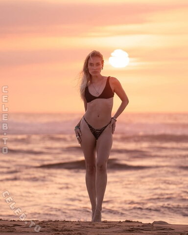 Sina Deinert nude photo 4