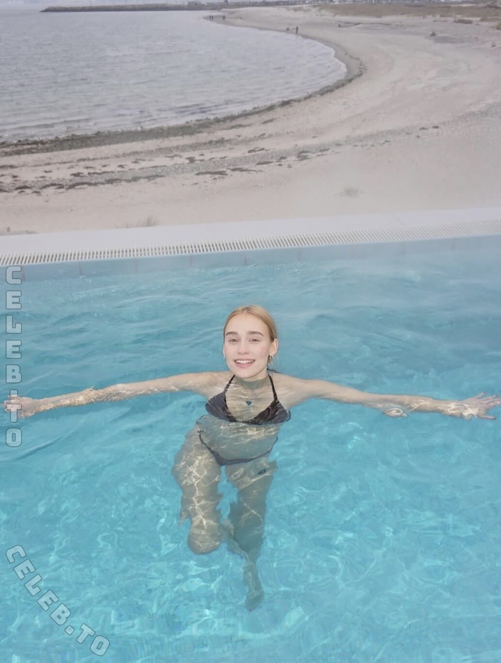 Sina Deinert nude photo 3