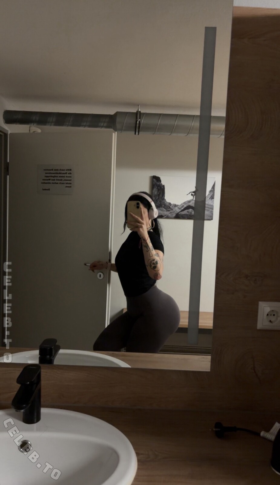 Sinarwtz nude photo 2