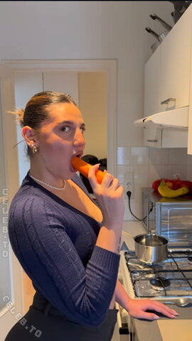 Sinayourfav nude photo 9