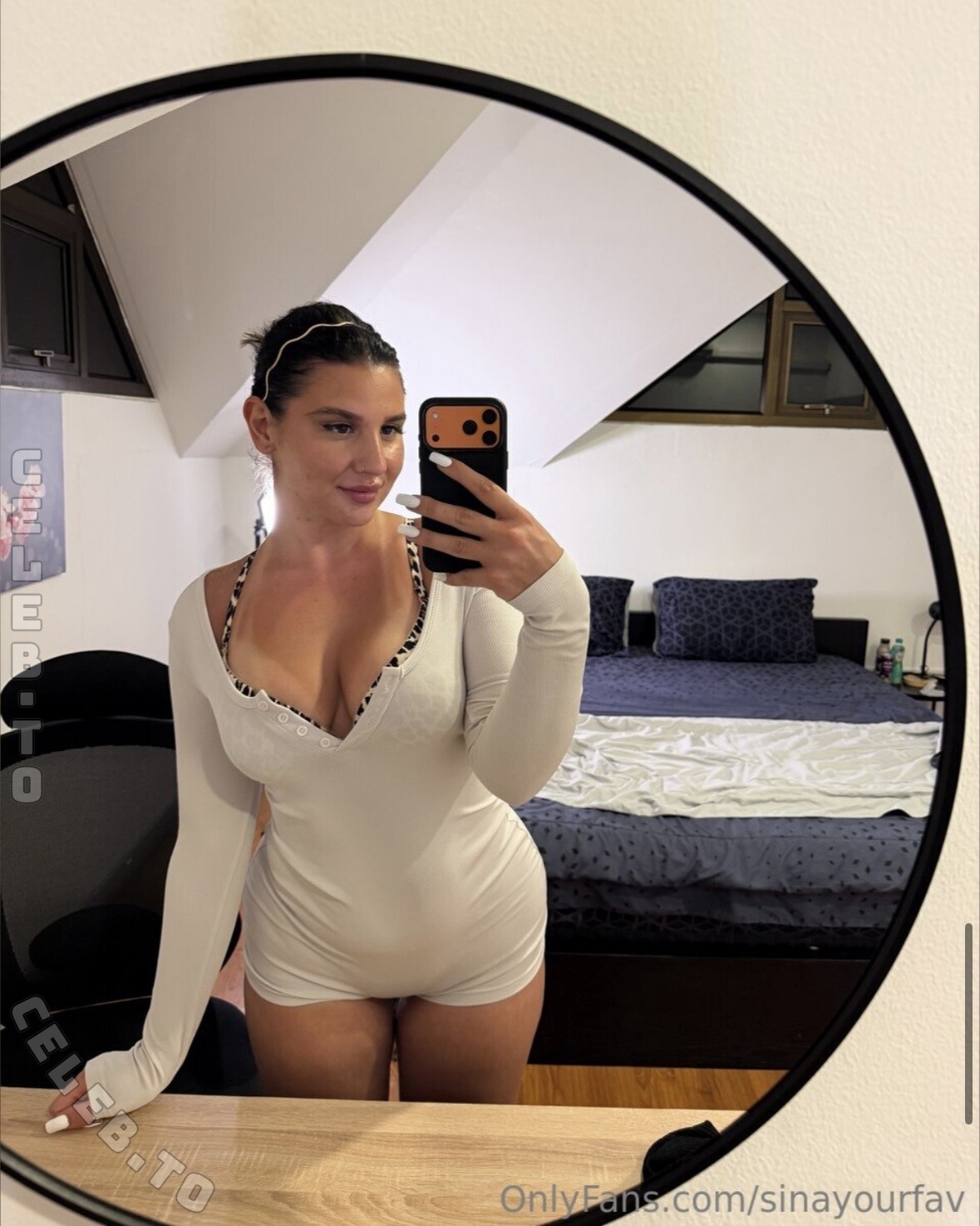 Sinayourfav nude photo 6