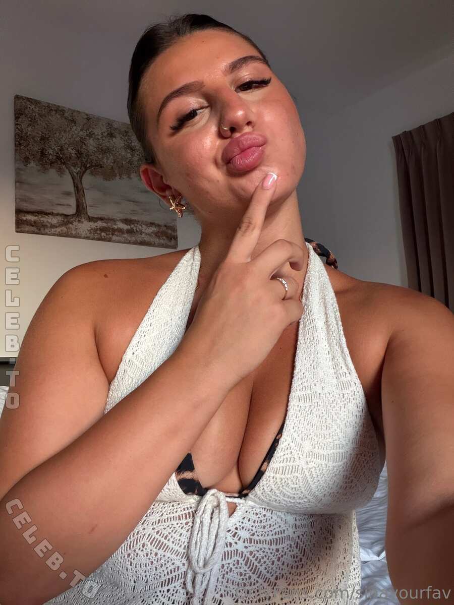 Sinayourfav nude photo 1