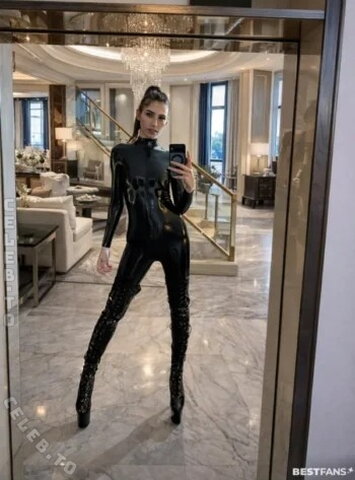 Skarlya nude photo 3