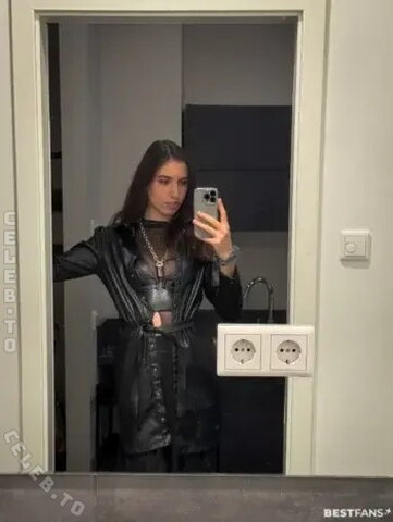 Skarlya nude photo 1