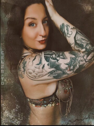 Skelli nude photo 3